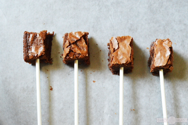 How to make easy glitter brownie pops for a party.