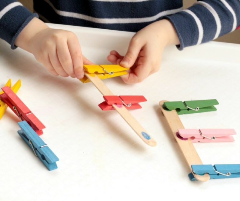 popsicle-stick-fine-motor-color-match-game-for-kids